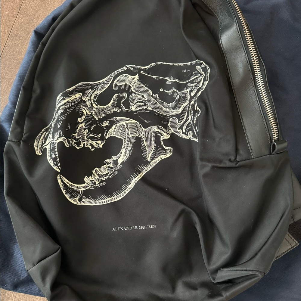 Alexander McQueen Black Backpack with White Skull Print